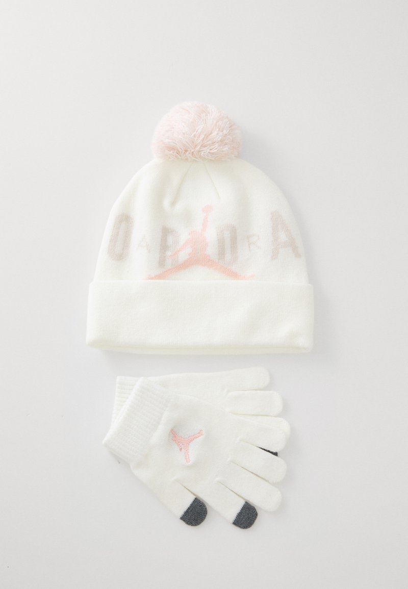 ENSEMBLE JORDAN BONNET CRÈME AVEC POMPON ROSE ET GRAND LOGO ROSE, GANTS CRÈME AVEC LOGO ROSE ET DEUX DOIGTS TACTILES