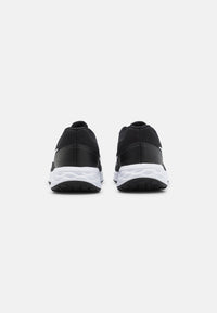 Nike Revolution 6 M Scarpe Nere Bianche Unisex — immagine 3