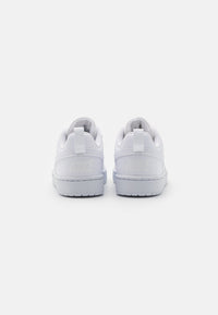 Chaussures Nike Court Borough Low 2 GS blanches pour femme — immagine 3