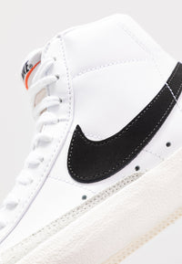 Nike Blazer Mid 77 Chaussures Blanches Noires Femme — immagine 2