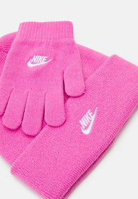 NIKE ENSEMBLE BONNET FUCHSIA AVEC LETTRAGE BLANC BRODÉ, GANTS FUCHSIA — immagine 2