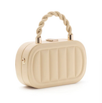 GUESS BORSETTAIN PELLE PANNA TRACOLLA A CATENA, DOPPIA TASCA DETTAGLI ORO, CIONDOLO ABBINATO — immagine 3