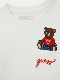 GUESS T-SHIRT MANICA LUNGA BIANCA TASCHINO CON SCRITTA RICAMATA ROSSA E ORSETTO — immagine 3