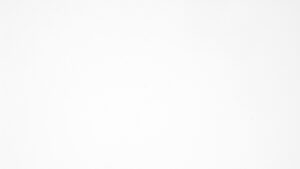 Guess T-shirt MANICA LUNGA VERDE CON SCRITTE ARANCIONI E BIANCHE, ABBOTTONATURA SULLA SPALLA